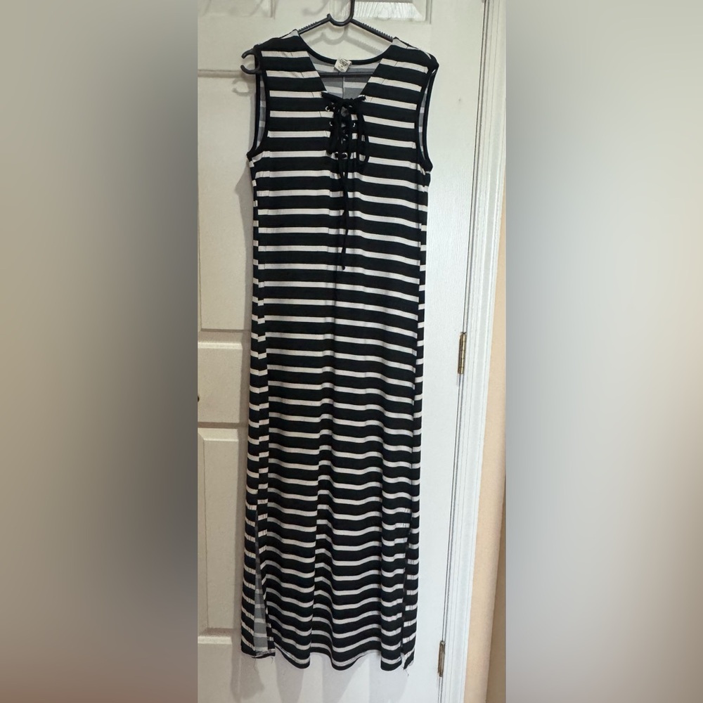 Black and White sleeveless vertical stripped maxi dress.